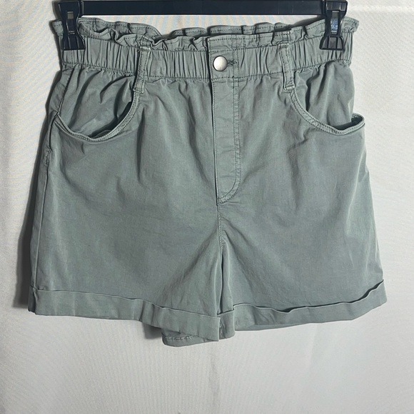 H&M Women’s Paperbag Waist Shorts Green Size Small Elastic Waist Pockets Casual - Picture 1 of 6